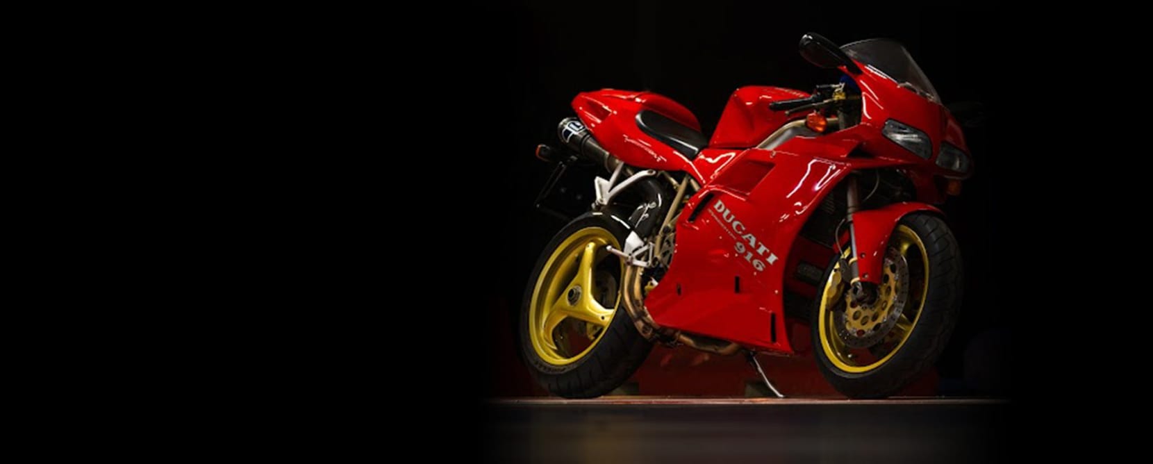 暗色背景前的紅色 Ducati 916