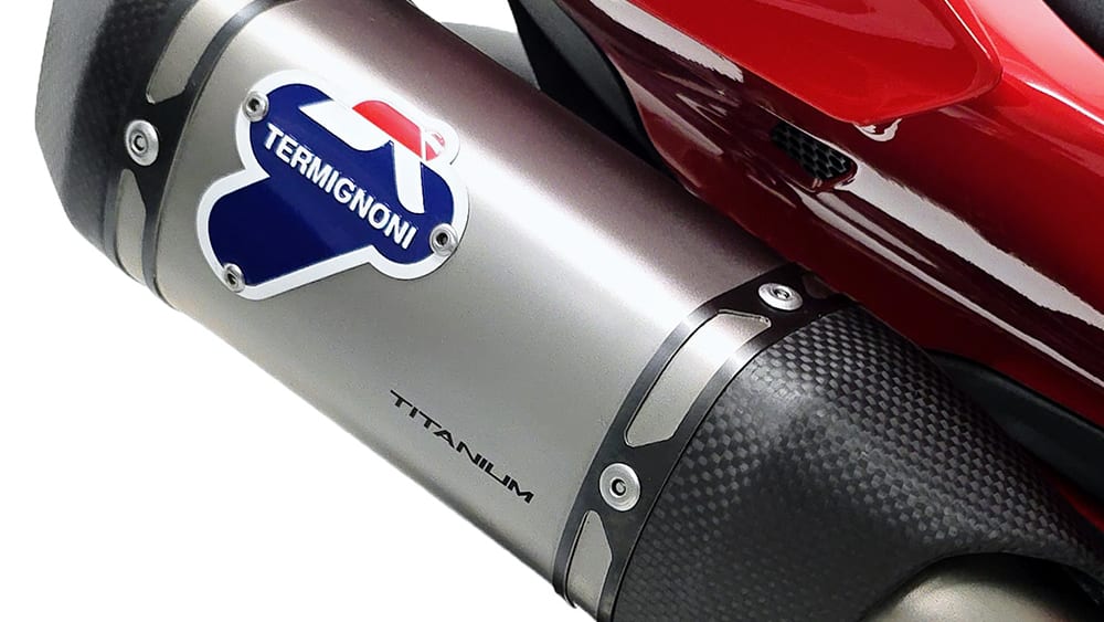 紅色車尾下方的 Termignoni 鈦合金消音器與碳纖維尾蓋