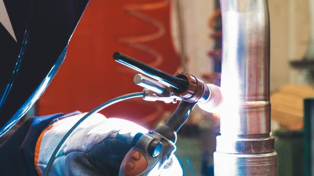 技師以氬焊槍焊接 Termignoni 排氣管管身