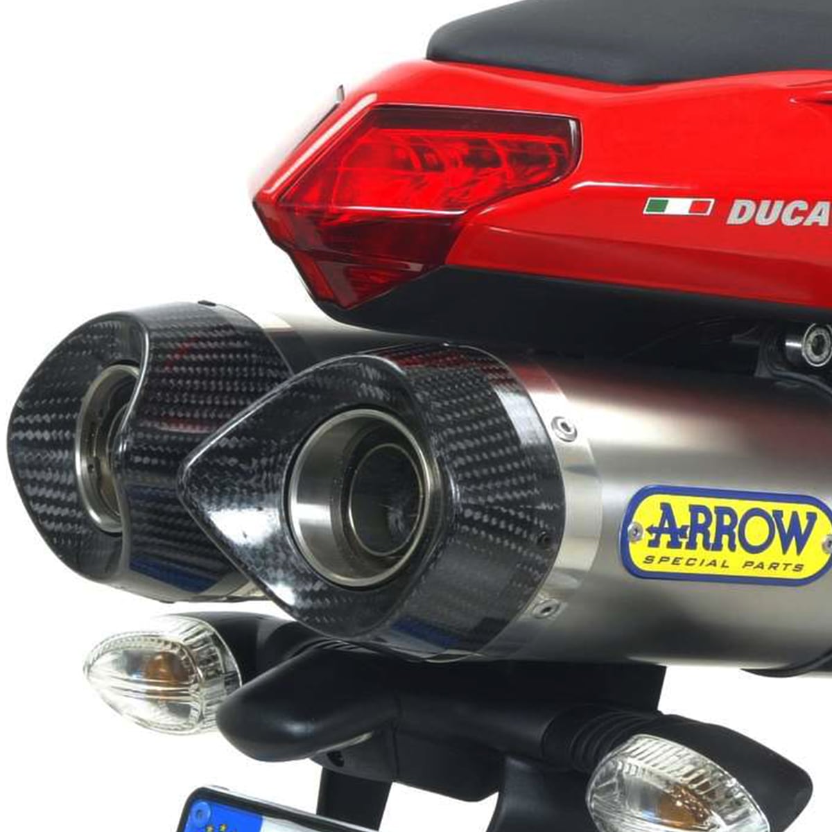 Ducati 車尾加裝 ARROW 雙出排氣尾段與碳纖維尾蓋