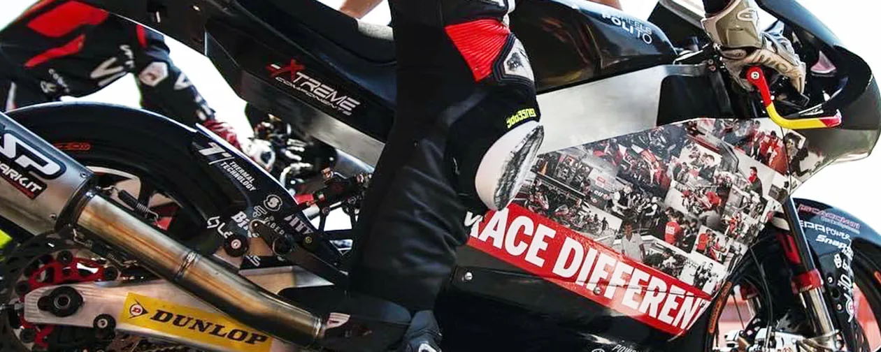 賽車手跨上裝有 Extreme Components 部品的賽車，配 Dunlop 熱熔胎