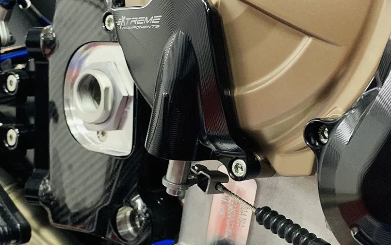 賽車引擎上同框的 Extreme Components 引擎護蓋、腳踏後移與碳纖引擎蓋