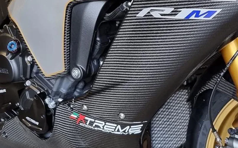 Yamaha R1M 廠車全碳纖車身，可見 Extreme Components 標誌與 Öhlins 前叉