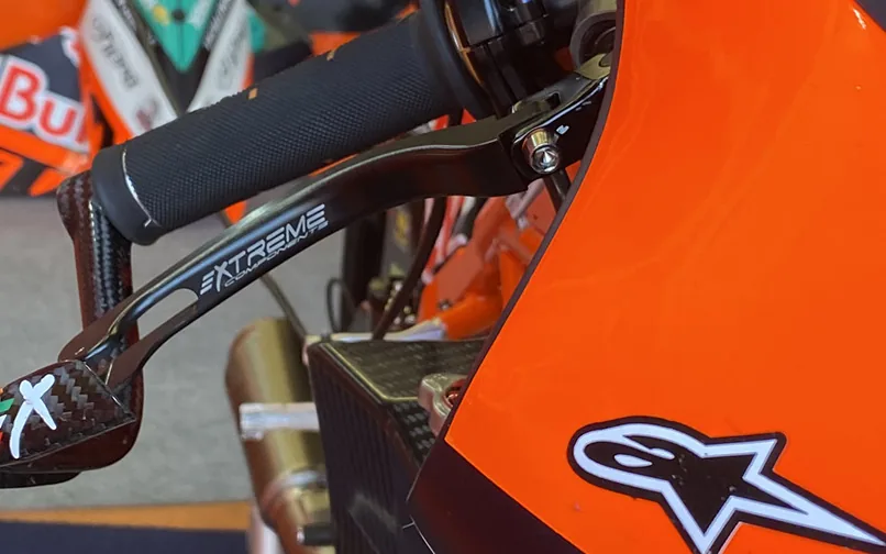 Red Bull KTM 維修區內賽車裝著 Extreme Components 拉桿護弓